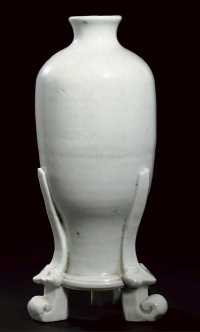 17th Century A blanc de chine baluster vase